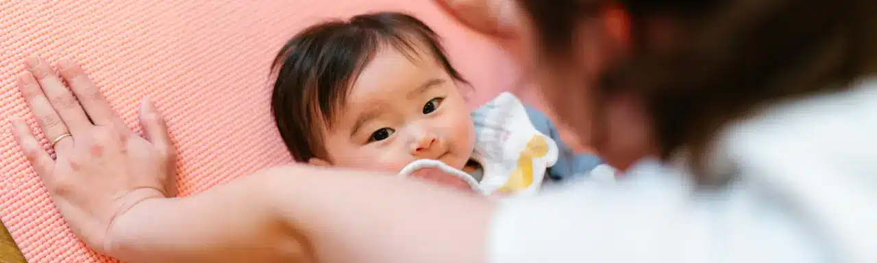 Initier votre bébé au yoga